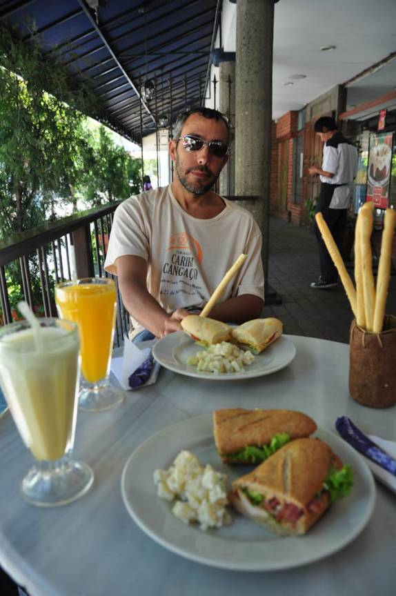 Café da manhã em padaria na Cidade da Guatemala, capital do país
